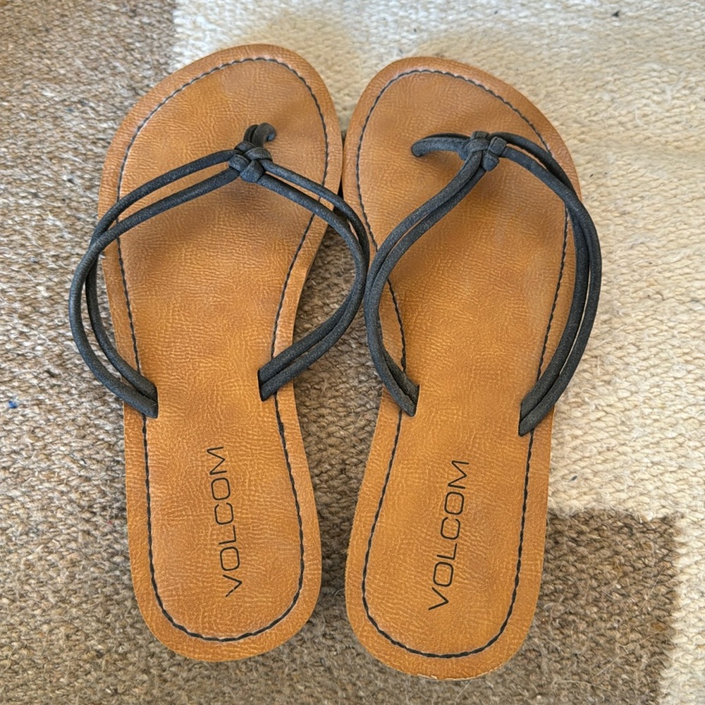 Volcom black flip flops 8